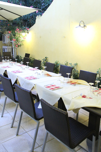 La tavola apparecchiata in giardino