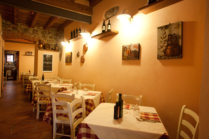 La sala interna della trattoria