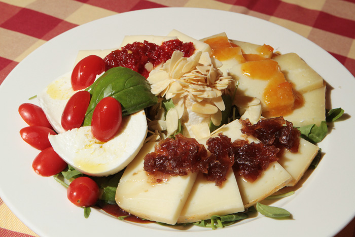 Tagliere di formaggi con le salse