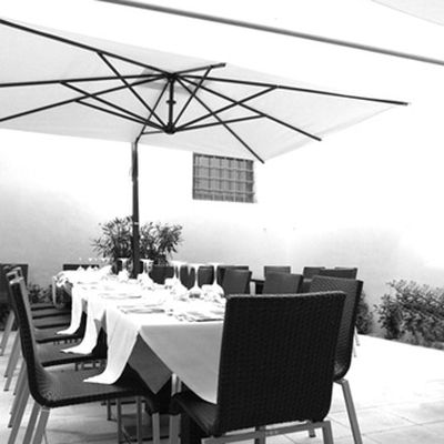 I tavoli del giardino in bianco e nero