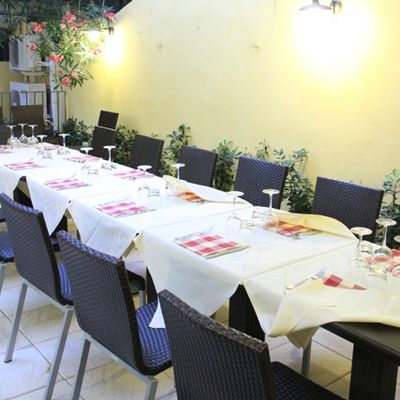 La tavola apparecchiata in giardino