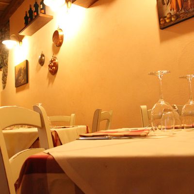 Un tavolo apparecchiato in sala