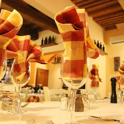 Bicchieri e tovaglioli a quadri sulla tavola