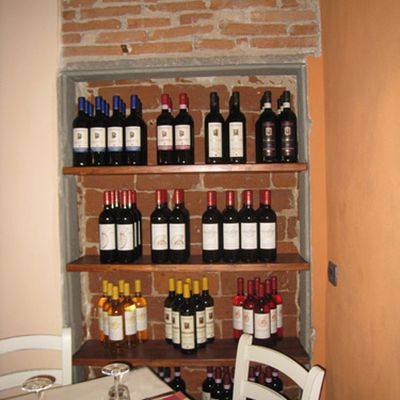 La cantina con le bottiglie di vino