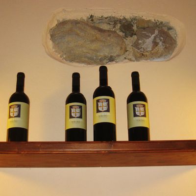Bottiglie di vino su una mensola