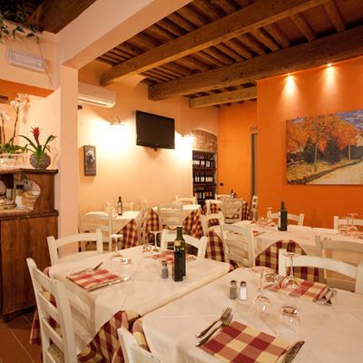 La sala con i tavoli apparecchiati