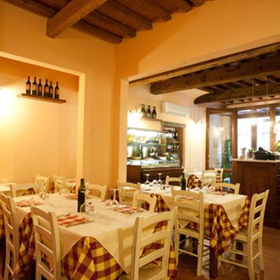 La sala con il soffitto a travi di legno