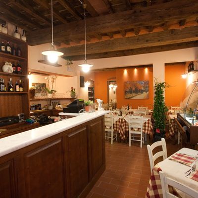 Il bancone e la sala della trattoria