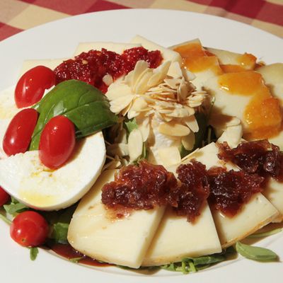 Tagliere di formaggi con le salse