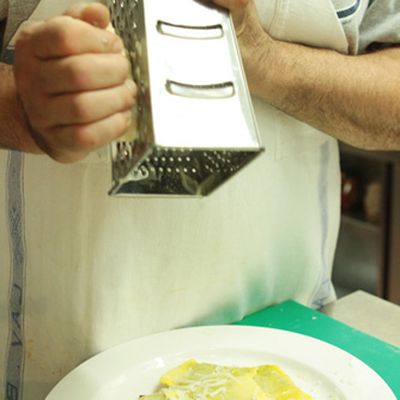 Il formaggio grattugiato sui ravioli