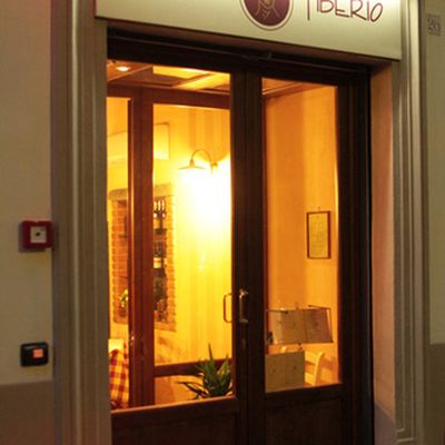 L'ingresso della Trattoria Tiberio in via delle Ruote