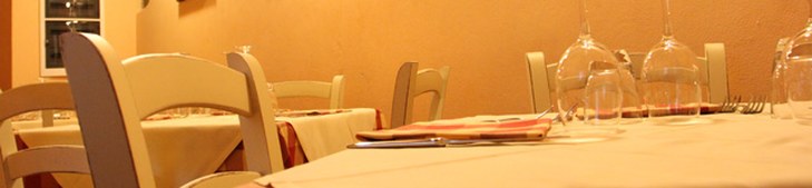 Un tavolo apparecchiato in sala