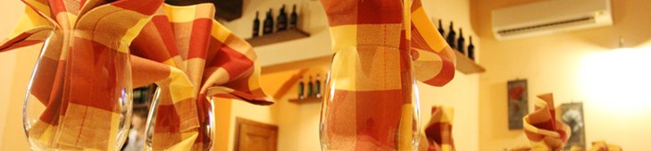 Bicchieri e tovaglioli a quadri sulla tavola