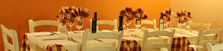 La tavola apparecchiata in sala