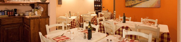 La sala con i tavoli apparecchiati